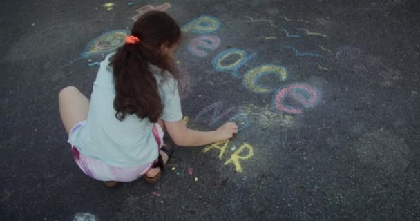 Mignon Petit Garçon Dessiner Une Paix Sur Asphalte Avec Craie — Video