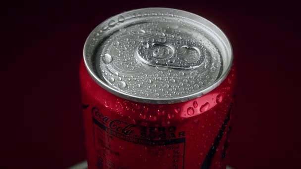 冷たいコカ コーラは赤い背景で飲み 閉じ込められ 孤立した 2024 赤金属缶コカコーラの1つが回転する ボトルに水を投げる 素敵な映画映像でした コンセプトの生産か工場できます — ストック動画