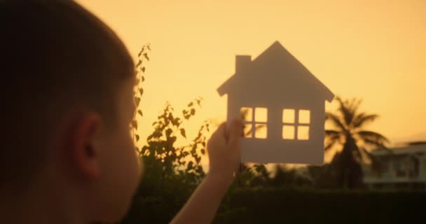 ペーパーハウスの手の家族 太陽は窓の閉鎖で輝きます 日没の紙屋さん シンボルホーム 家族の快適さ コンセプト ビルディング ファミリー ドリームバイハウス 不動産保険について — ストック動画