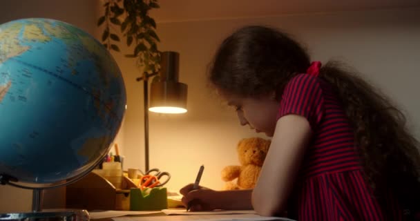孩子们做作业 孩子们学习 十几岁的女孩穿着在家学习的衣服 小学生在家里学习做笔记 做作业 — 图库视频影像