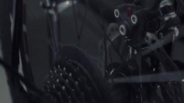 Bisikletli Sürücü Sisteminde Bisikletçi Dönüyor. Vites Sistemi Bisiklet Tekerleği. Bisikletli Sürücü Derailleur Zincirli Kaset Telleri. Bisikletçi Zincir Vitesi. Bisikletli Cranckset Bisiklet Tekerleği Vitesi.