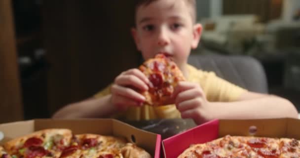 초상화 소년은 맛있는 피자를 열심히 집에서 카메라를 보면서 웃으며 이탈리아 — 비디오