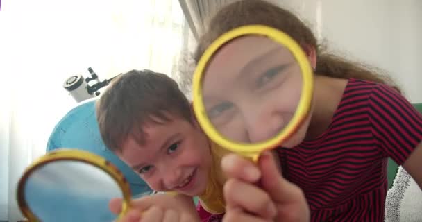 Zajęcia Dla Dzieci Radosne Słodkie Uśmiechy Gdy Mały Wesoły Chłopiec — Wideo stockowe