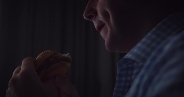 Gros Plan Bouche Homme Affamé Préparant Avec Gourmandise Mordre Hamburger — Video