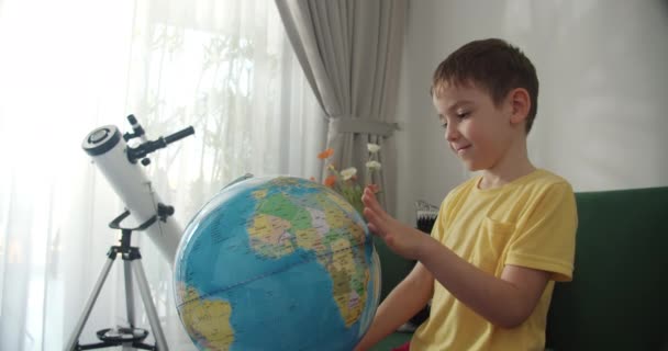 Bambino Sta Studiando Mentre Seduto Casa Sotto Raggi Del Sole — Video Stock