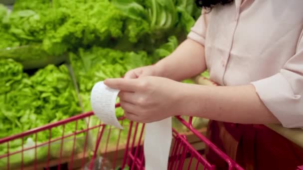 Žena Kontroluje Papírové Šeky Nákupu Potravin Obchoďáku Tím Nákupním Vozíku — Stock video