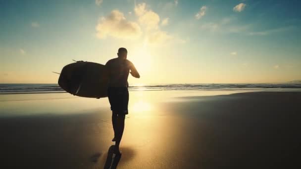 Slender Male Surfer Takes Longboard Sand Beach Runs Warm Ocean — Stock Video