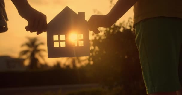 Ονειρεμένο Σπίτι Χάρτινο Σπίτι Έχει Οικογένεια Ήλιος Λάμπει Στο Παράθυρο — Αρχείο Βίντεο