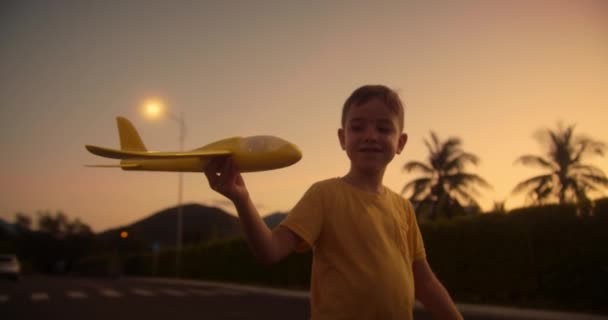 Ребенок Хочет Стать Пилотом Астронавтом Медленное Движение Счастливый Парень Бегает — стоковое видео