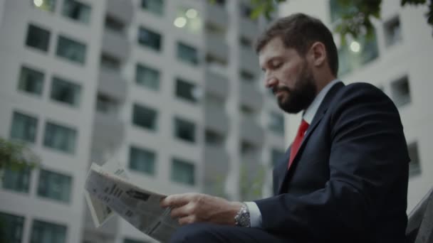Empresário Sênior Terno Caro Com Uma Bela Barba Casaco Azul — Vídeo de Stock