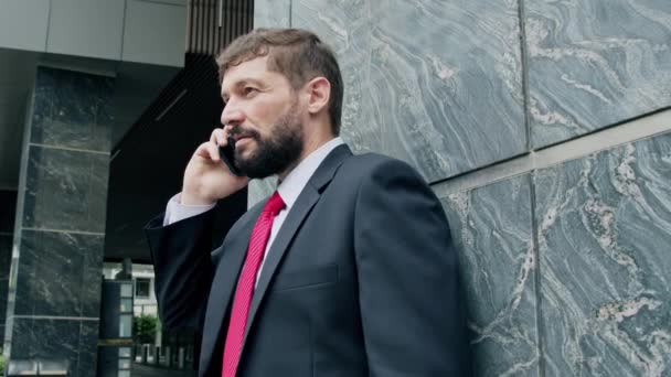 Muž Ulici Mluví Mobilu Vážný Podnikatel Středního Věku Luxusním Oblečení — Stock video
