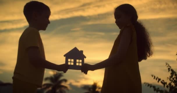 Jongeren Beveiligen Uitgesneden Huis Dromen Liefdevolle Prive Huis Voor Familie — Stockvideo
