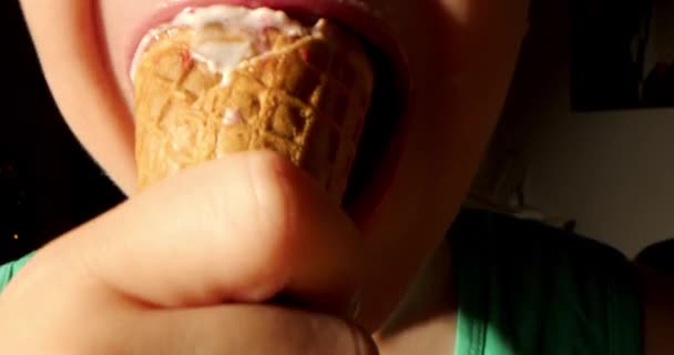 Retrato Close Menino Bonito Comendo Waffles Cone Sorvete Criança Lambendo — Vídeo de Stock