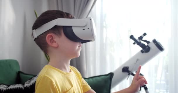 Copil Educativ Ochelari Realitate Virtuală Închide Fața Zâmbet Fată Cufundată — Videoclip de stoc