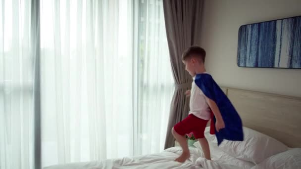 Маленький Мальчик Играет Супергероев Дома Портрет Красивого Симпатичного Ребенка Прыгают — стоковое видео