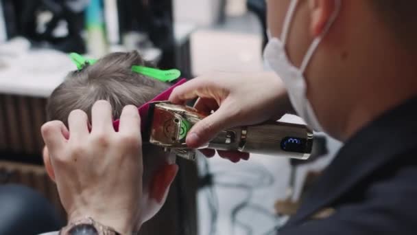 Friseur Bläst Haare Mit Haartrockner Modische Friseur Schneidet Ein Kinderhaar — Stockvideo