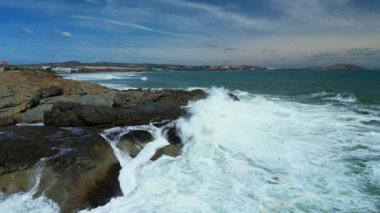 Extreme Wave çarpışan sahil, Büyük Okyanus Güzel Dalga, Tehlikeli kayaların üzerinde dalgaların müthiş gücü