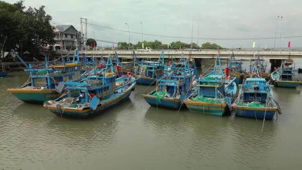 Кілька Сотень Азіатських Рибальських Човнів Знаходяться Якорі Готуючись Вийти Море — стокове відео