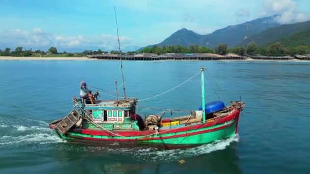 Рибалки Нха Тран Єтнамі Пливуть Фоні Мальовничого Пейзажу Чудових Гір — стокове відео