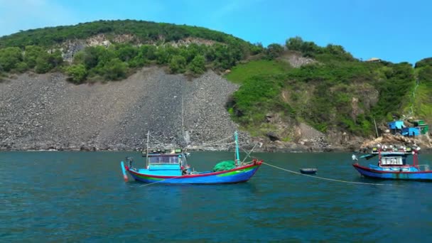 Рибалки Пливуть Єтнамі Якорі Готуючи Риболовлю Фоні Прекрасного Пейзажу Чудових — стокове відео