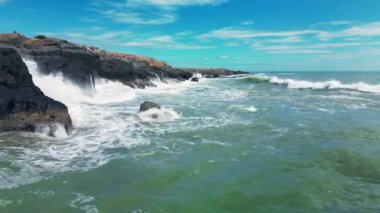 Büyük Okyanus Güzel Dalgası, Ekstrem Dalgalar, Büyük Okyanus Güzel Dalgalar, Tehlikeli Kayaları Kıran İnanılmaz Dalgalar. Okyanus dalgaları kayalara ve kayalıklara çarpıyor. Vietnam, Asya 4K.