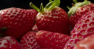 Çilek, Kırmızı Sulu Olgun Çilek, Yakın plan, Lezzetli Yaz Meyveleri. Taze Hasat Çilekleri 'nin geçmişi. Sağlıklı Doğal Vegan Gıda Konsepti.