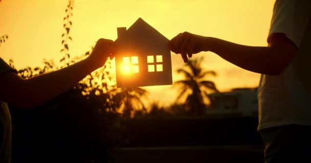 Ονειρεμένο Σπίτι Χάρτινο Σπίτι Έχει Οικογένεια Ήλιος Λάμπει Στο Παράθυρο — Αρχείο Βίντεο