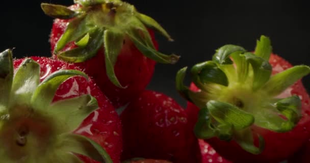 Impusca Macro Căpșuni Uriașă Căpșună Proaspătă Strălucitoare Roșie Suculentă Picături — Videoclip de stoc