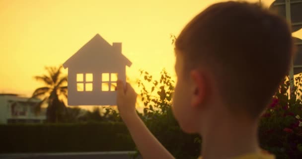 Паперовий Будинок Рук Сім Сонце Світить Вікні Крупним Планом Руки — стокове відео