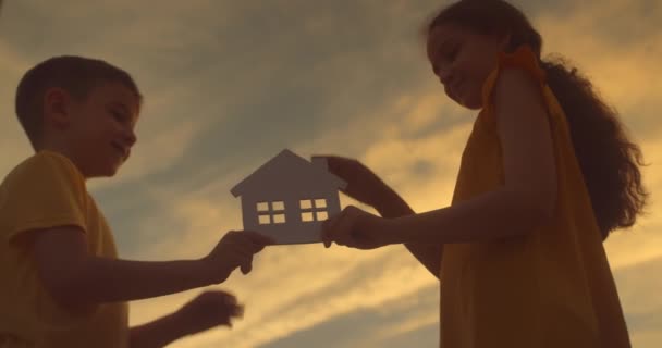 Unga Människor Säkra Cut Out Hus Drömmer Att Älska Privata — Stockvideo