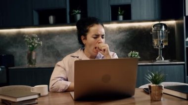 Uykusu gelen genç iş kadını uyuya kalıyor. Ofis masasında bilgisayarla oturuyor. Çok çalışan tembel, bıkkın kadın işçi..