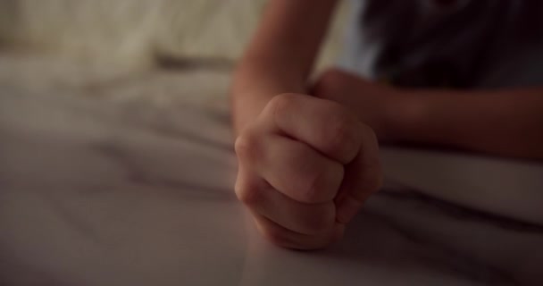Зіткнення Кулаків Гнівних Дітей Ється Столі Повільний Рух Маленька Сердита — стокове відео