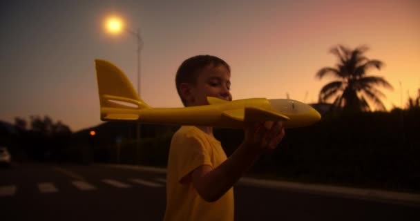 Ребенок Хочет Стать Пилотом Астронавтом Медленное Движение Счастливый Парень Бегает — стоковое видео