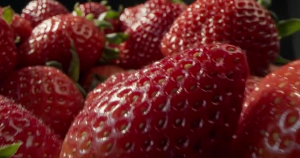采购产品草莓 红果汁成熟草莓 特写镜头 美味的夏季浆果 新鲜收获草莓的背景 健康天然食品的概念 — 图库视频影像