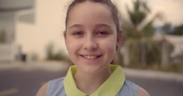 Portrait Petite Fille Regardant Caméra Debout Sur Rue Ville Jour — Video