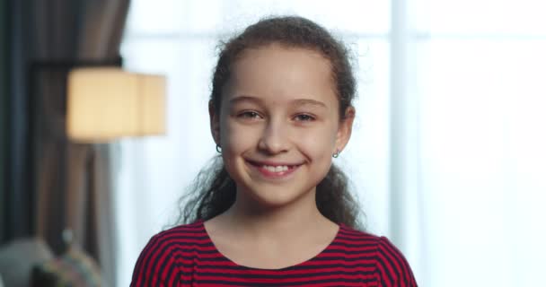Portret Bardzo Szczęśliwej Dziewczynki Uśmiechnięte Dziecko Patrzące Obiektyw Siedzące Sofie — Wideo stockowe