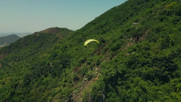 Man Vliegen Extreme Paraglider Zwitserse Alpen Vrijheid Concept — Stockvideo