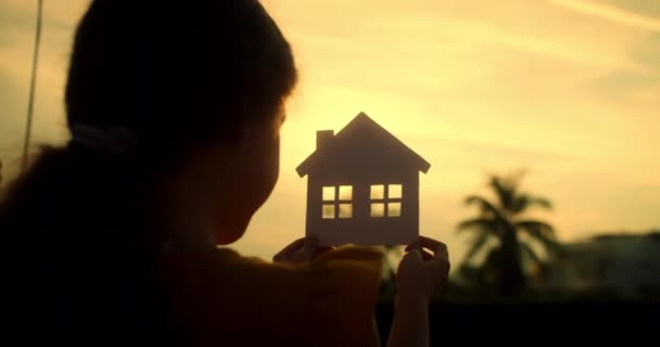 Maison Papier Mains Famille Soleil Brille Dans Fenêtre Gros Plan — Video