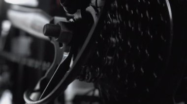 Bisikletli Sürücü Sisteminde Bisikletçi Dönüyor. Vites Sistemi Bisiklet Tekerleği. Bisikletli Sürücü Derailleur Zincirli Kaset Telleri. Bisikletçi Zincir Vitesi. Bisikletli Cranckset Bisiklet Tekerleği Vitesi.