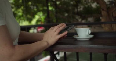Rahat genç bir kadın akıllı telefon kullanarak sosyal medyada sörf yapıyor, haberleri kontrol ediyor, mobil oyunlar oynuyor ya da koltukta oturmuş mesaj yazıyor. Milenyum bayanı evinde cep telefonu teknolojisiyle vakit geçiriyor.