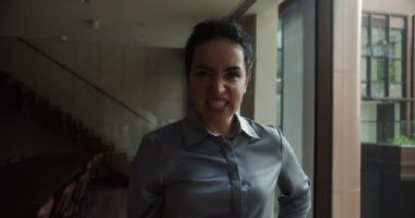 Çekici, ciddi, kameraya dur işareti yapan genç bir kadın. Aile içi şiddete, kürtaja, ırkçılığa ya da cinsiyete karşı kadınlar..