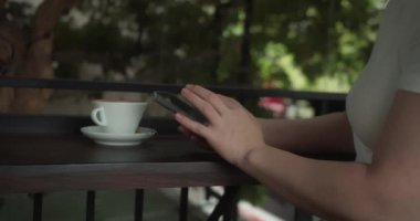 Rahat genç bir kadın akıllı telefon kullanarak sosyal medyada sörf yapıyor, haberleri kontrol ediyor, mobil oyunlar oynuyor ya da koltukta oturmuş mesaj yazıyor. Milenyum bayanı evinde cep telefonu teknolojisiyle vakit geçiriyor.