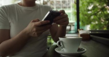 Rahat genç bir kadın akıllı telefon kullanarak sosyal medyada sörf yapıyor, haberleri kontrol ediyor, mobil oyunlar oynuyor ya da koltukta oturmuş mesaj yazıyor. Milenyum bayanı evinde cep telefonu teknolojisiyle vakit geçiriyor.