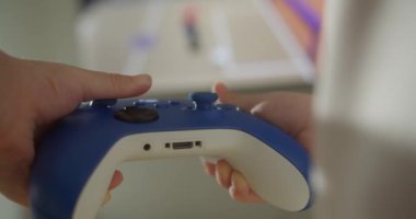 joystick bilgisayar oyunu tutan yakın plan eller. Erkek eller bir joystick bilgisayar oyunuyla oynuyor. Oyun oynayan denetleyici kullanılıyor - elleri ve joypad 'i kapatın