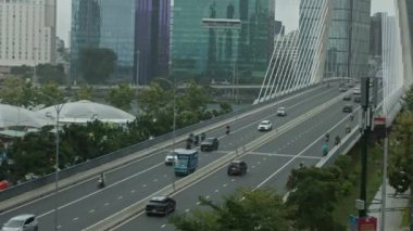 Ho Chi Minh City, Vietnam 'ın hareketli metropolünde arabaların yol aldığı trafik manzarası. Kalabalık trafiğin ve metropolitan boyunca giden arabaların havadan görüntüsü. Ho Chi Minh, Vietnam