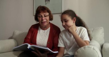 Ağır çekim. Sevimli kızıl saçlı küçük kız gülümsüyor, sevgi dolu büyükannesiyle hafta sonunu evde geçirdiğini ifade ediyor, birlikte masal okumaktan zevk alıyor. Mutlu aile ilişkileri