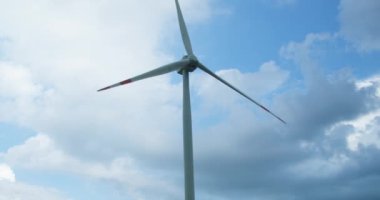 Büyük pervane rüzgar jeneratörü. Modern yenilenebilir yakıt teknolojileri. Vietnam 'da rüzgar türbini yel değirmeni, Dalat şehri