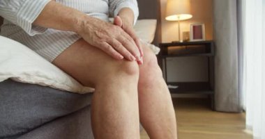 Popliteal ya da sinovial kisti olan bir emekli, dizinin arkasında sıvı dolu bir şişlik. Popliteal kist, hasarlı diz ekleminden sıvı.