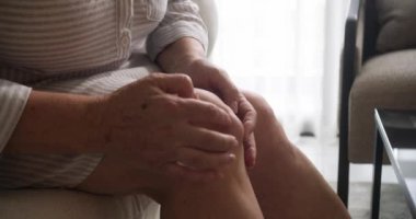 Emeklilerin ellerinin popliteal ya da sinoviyal kisti ovalarken, dizlerinin arkasında sıvı dolu bir şişlik oluşur. Popliteal kist, eklem sıvısı. Yaşlı bir kadının diz eklemi zarar görmüş.