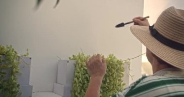 Yeşil bahçedeki yaşlı bir kadının portresi. Emekliliğinde hasır şapkalı. Mutlu, sakin ve kıdemli bayan güneş şapkalı açık havada sürdürülebilir..